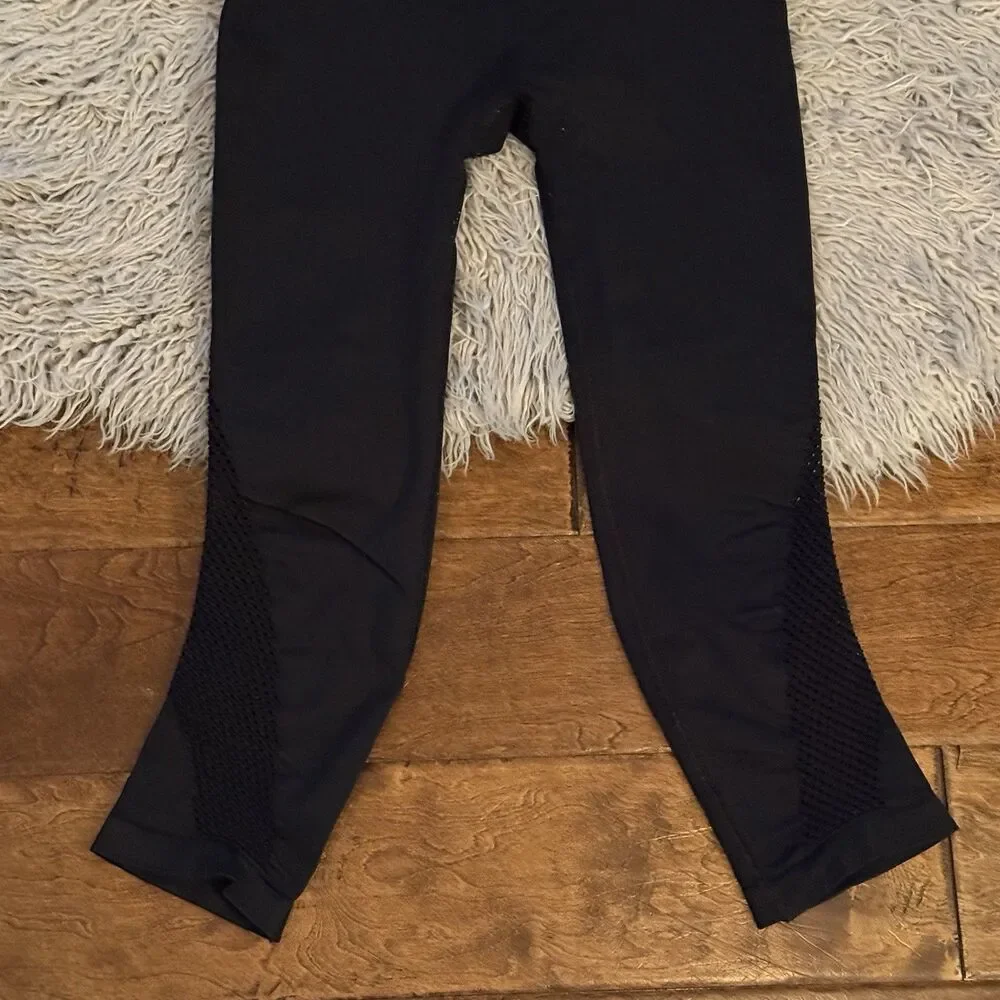 Athleta Breakthrough Laser Cut Capri Leggings Black Size Small Activewear